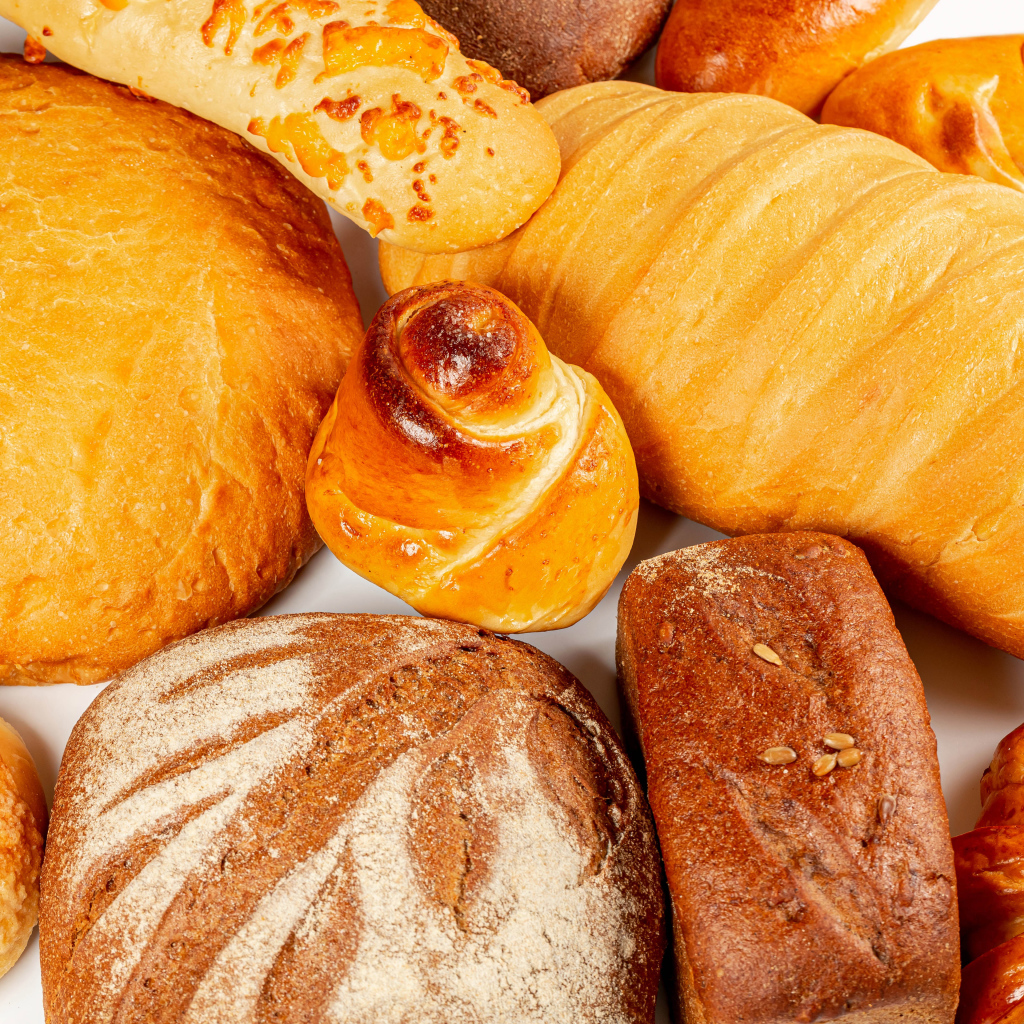 Вкусная свежая ароматная выпечка на столе