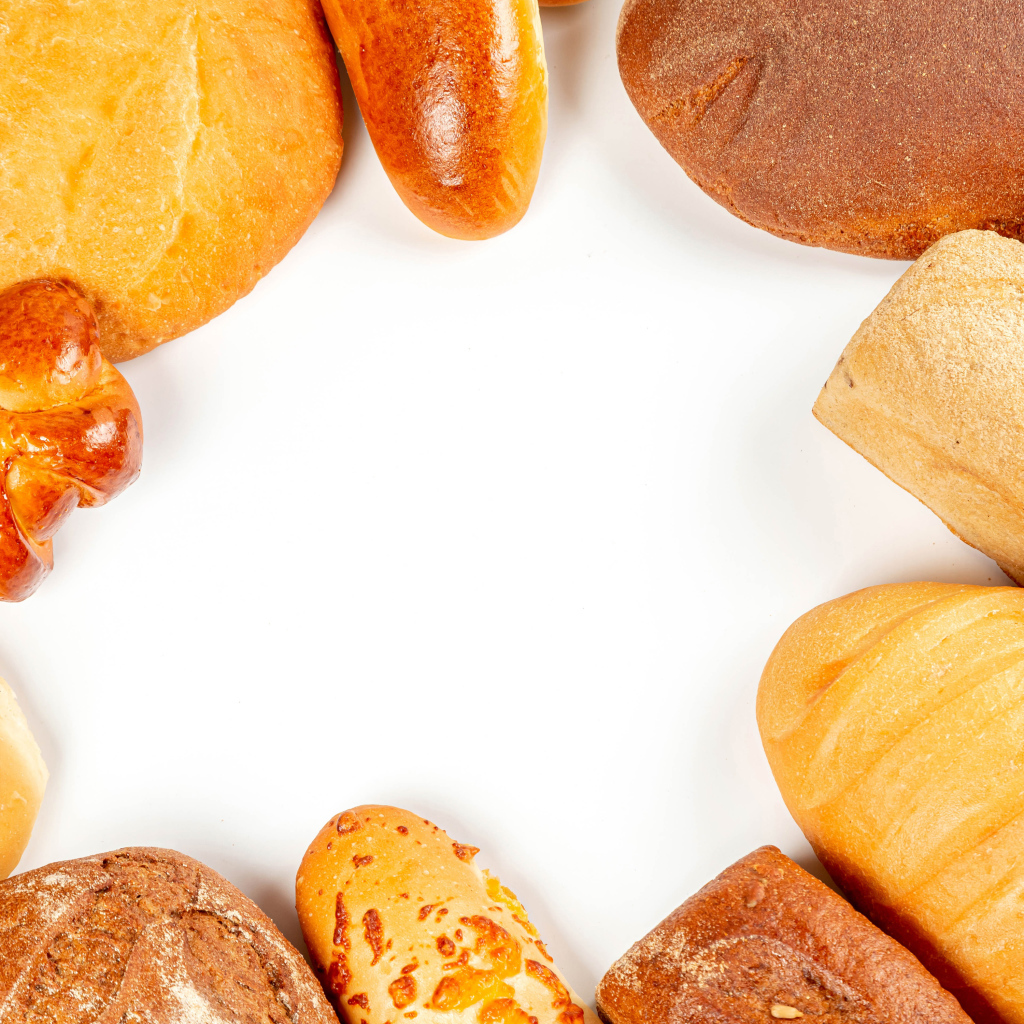 Свежая аппетитная выпечка на белом фоне 