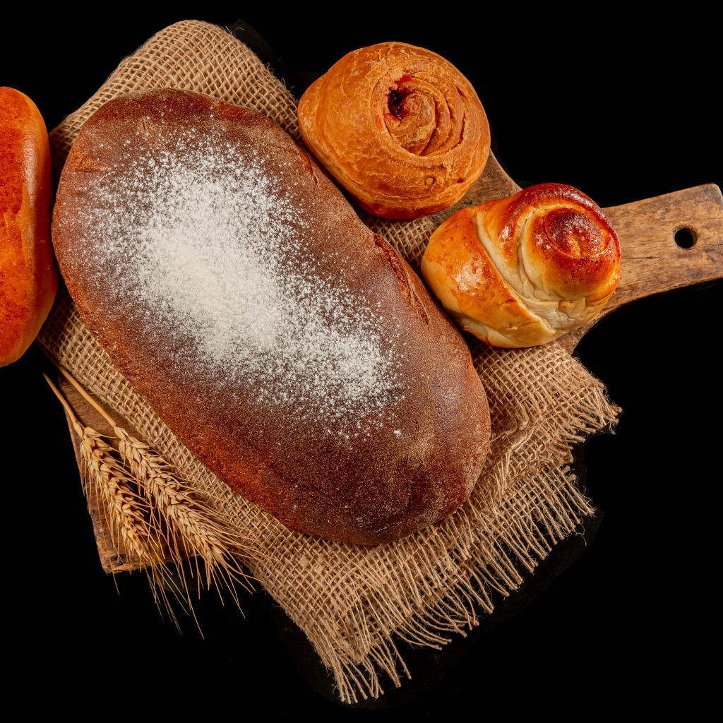 Свежая выпечка на черной поверхности