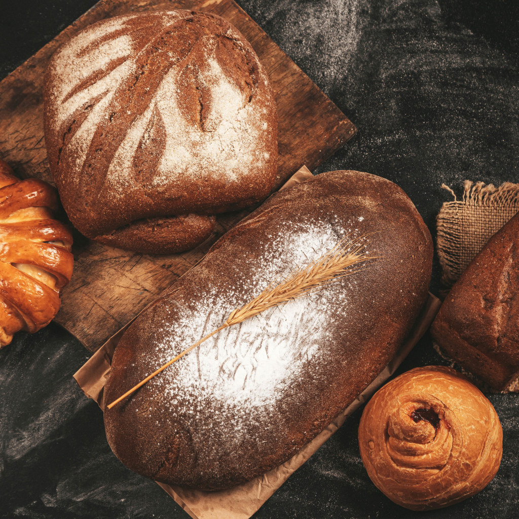 Ржаной хлеб и сладкая выпечка на столе