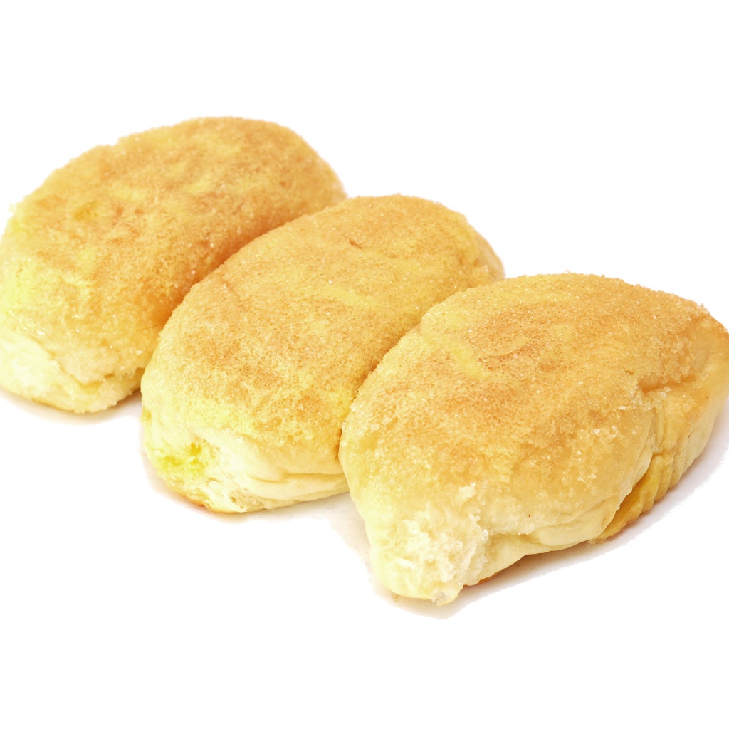 Три свежие аппетитные булочки на белом фоне