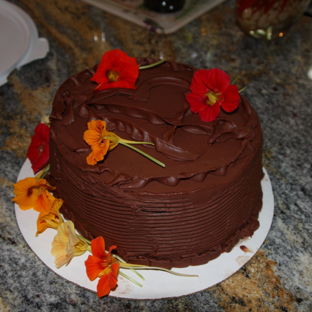 Аппетитный шоколадный торт с цветами настурции