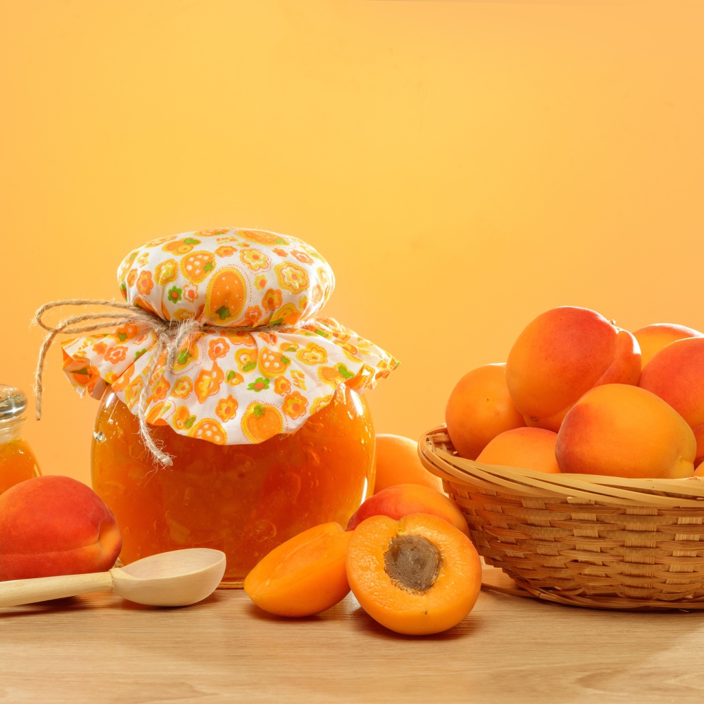 Абрикосовое варенье на столе со свежими плодами