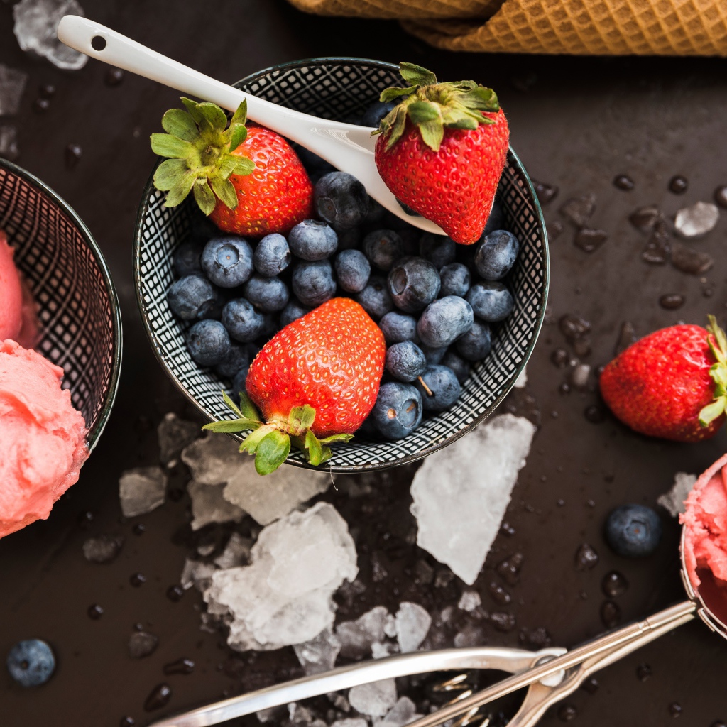 Шарики клубничного мороженого с ягодами черники и клубники