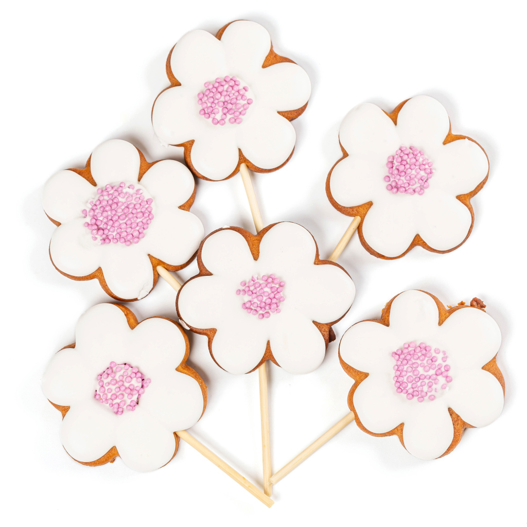 Красивое печенье в форме цветов на белом фоне