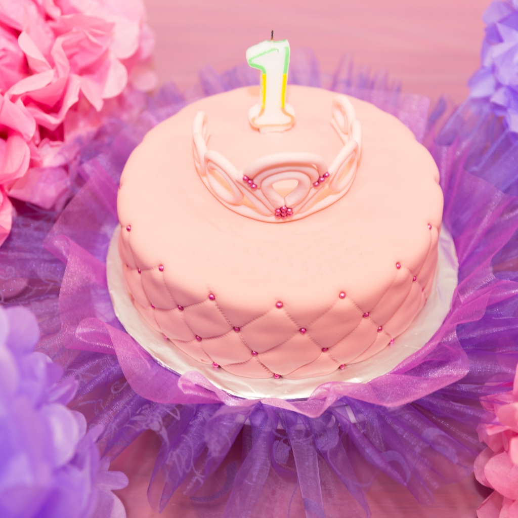 Красивый розовый торт на день рождения 1 год