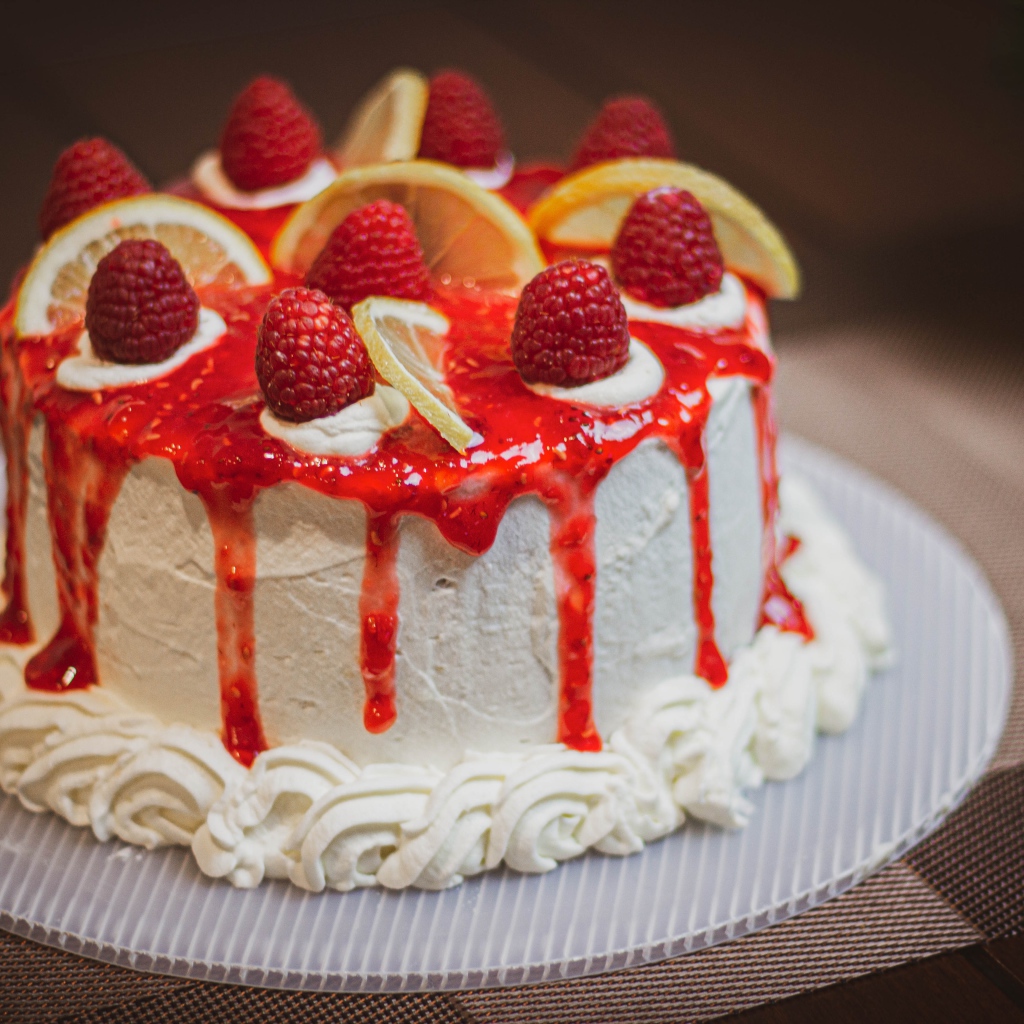 Красивый белый торт с малиной и лимоном 