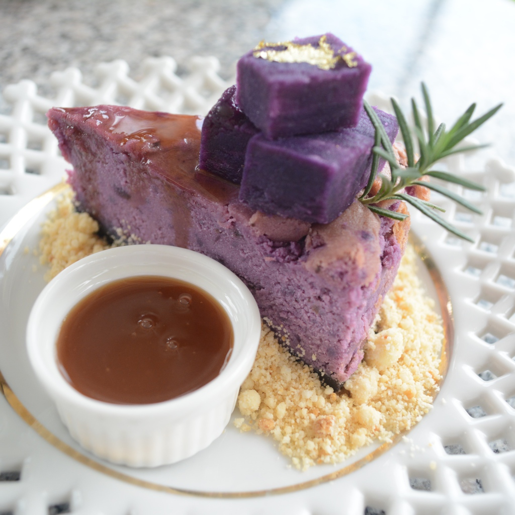 Ягодный чизкейк на тарелке с карамелью 