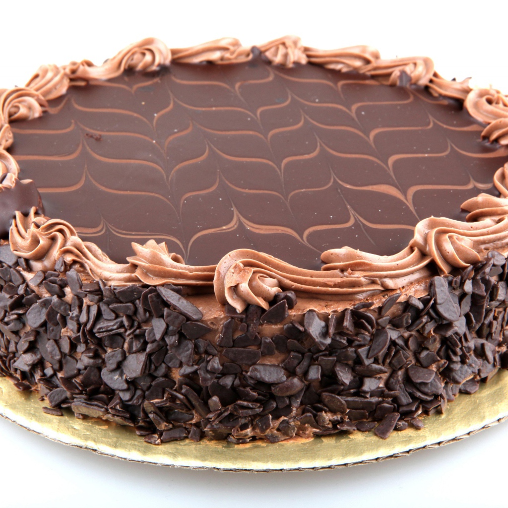 Большой праздничный торт с шоколадной крошкой на белом фоне