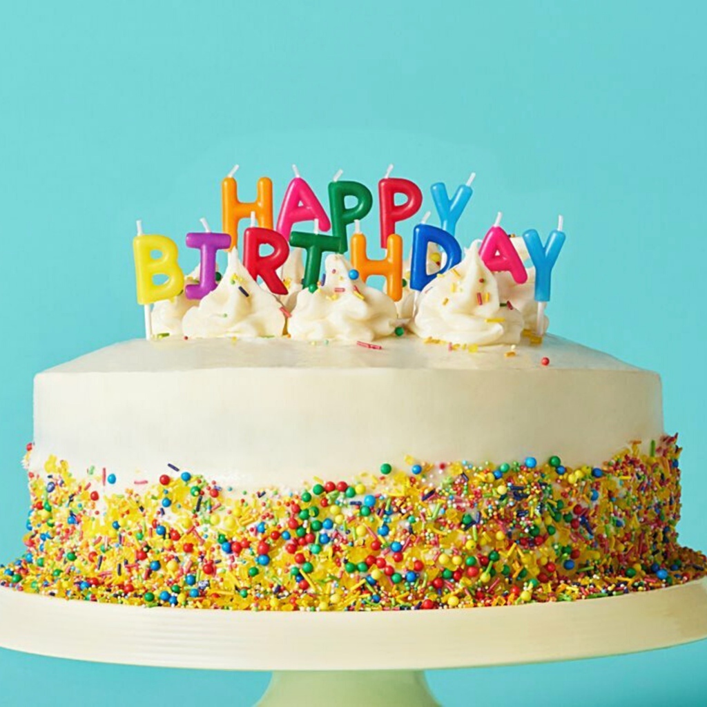 Большой яркий торт на день рождения на голубом фоне
