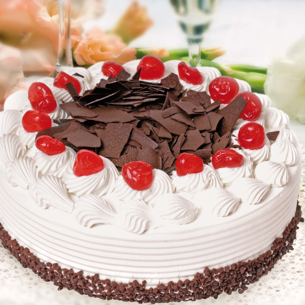 Большой торт с безе и шоколадом украшен вишнями