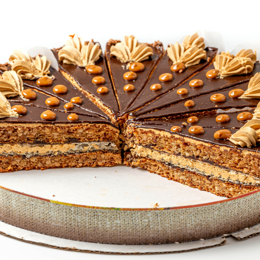 Торт со сливочным кремом на белом фоне