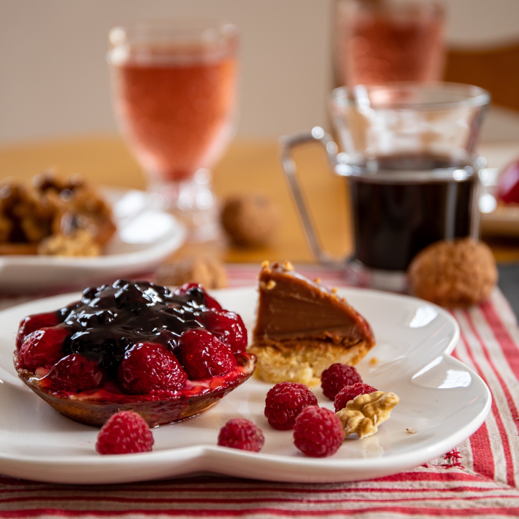 Пирожное с ягодами малины и джемом