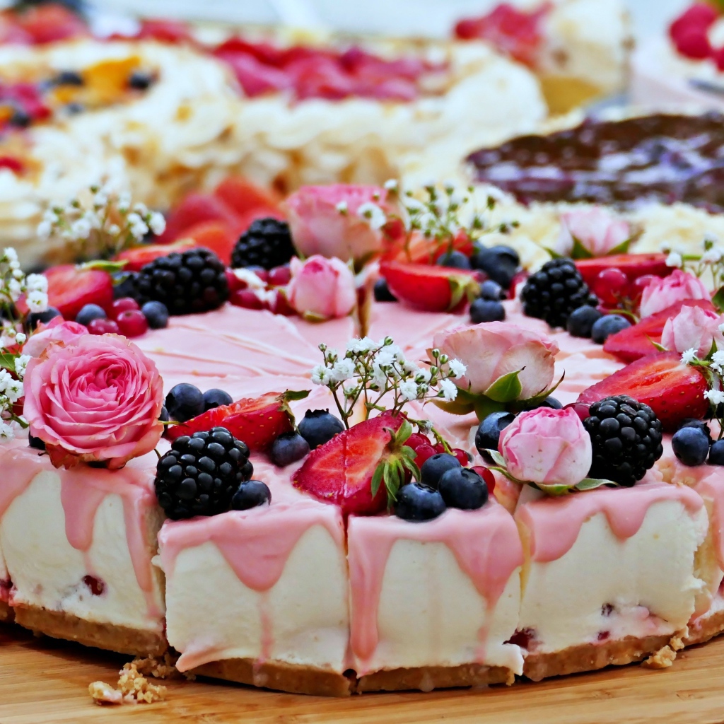 Торт чизкейк с ягодами и цветами 