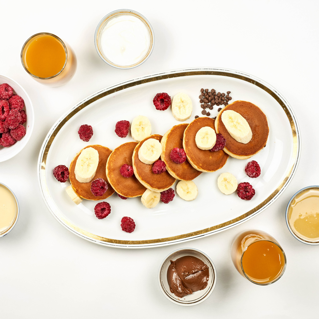 Сырники на столе с малиной и сладкими начинками