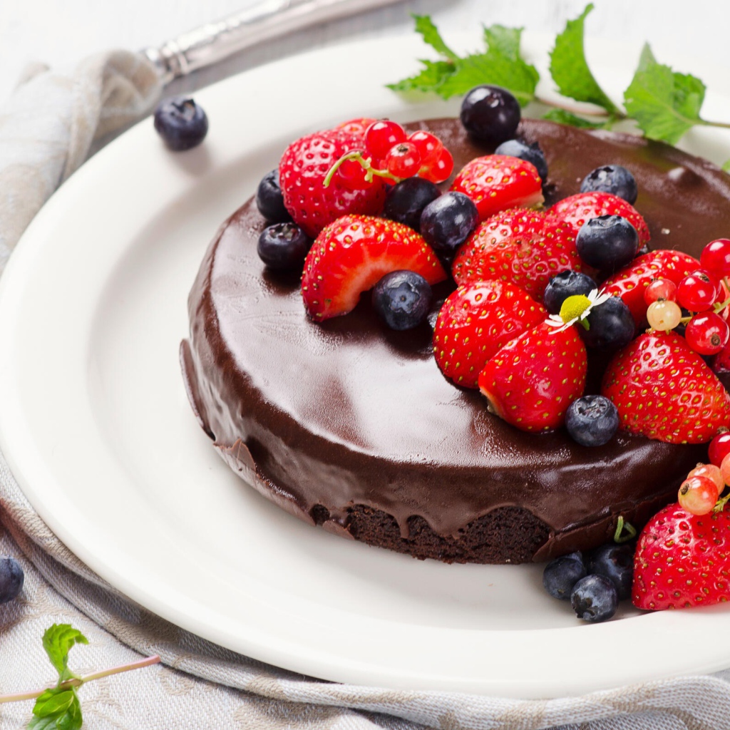 Шоколадный торт с ягодами черники и клубники 