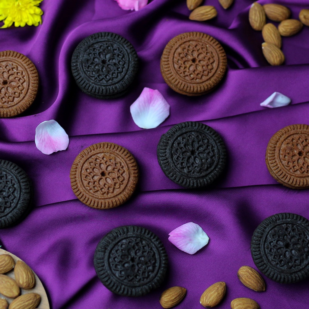 Шоколадное печенье с миндалем на фиолетовой ткани