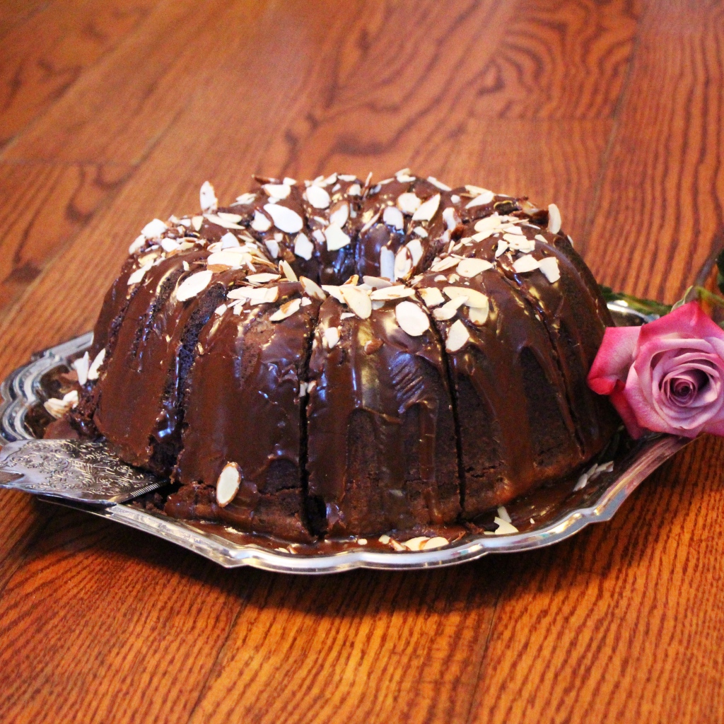 Шоколадный кекс на тарелке с розой 