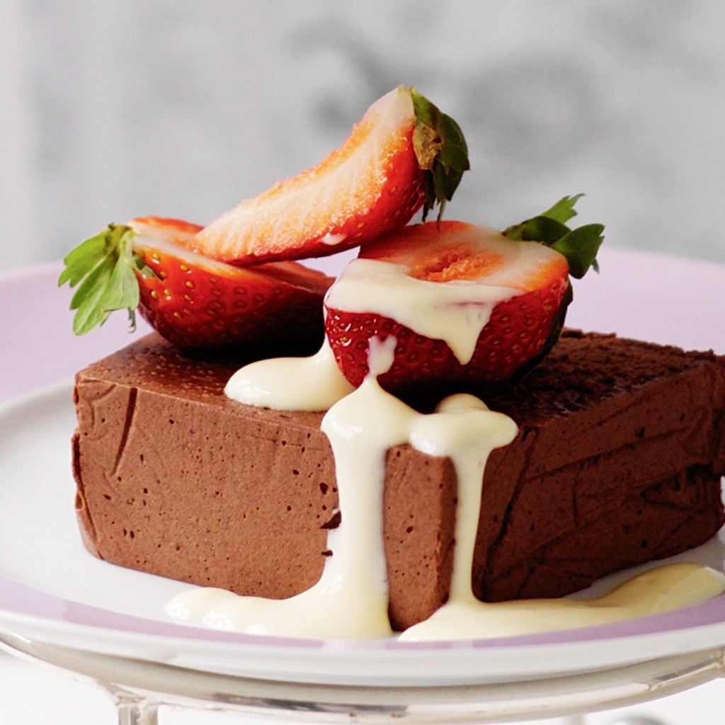 Шоколадное суфле с клубникой на тарелке