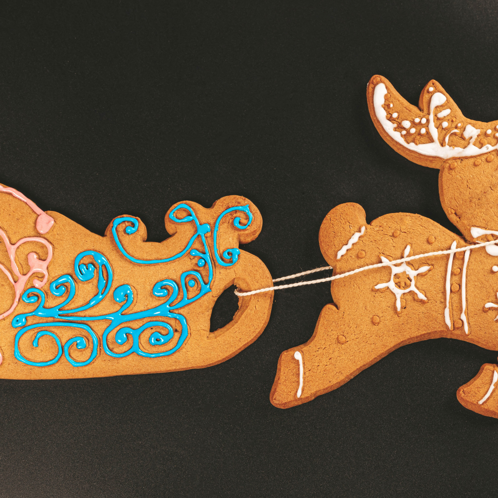 Рождественское печенье на черном столе