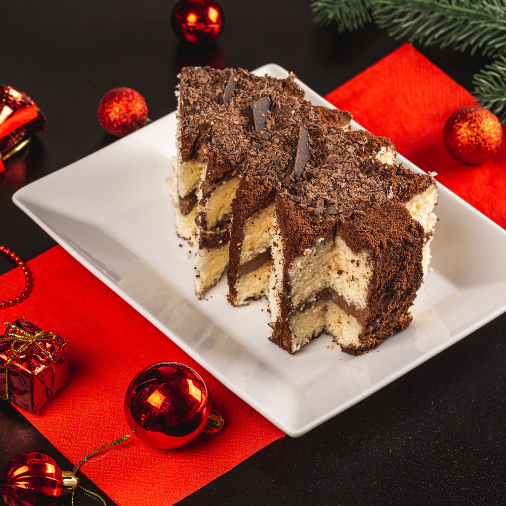 Торт в форме елочки на столе с игрушками