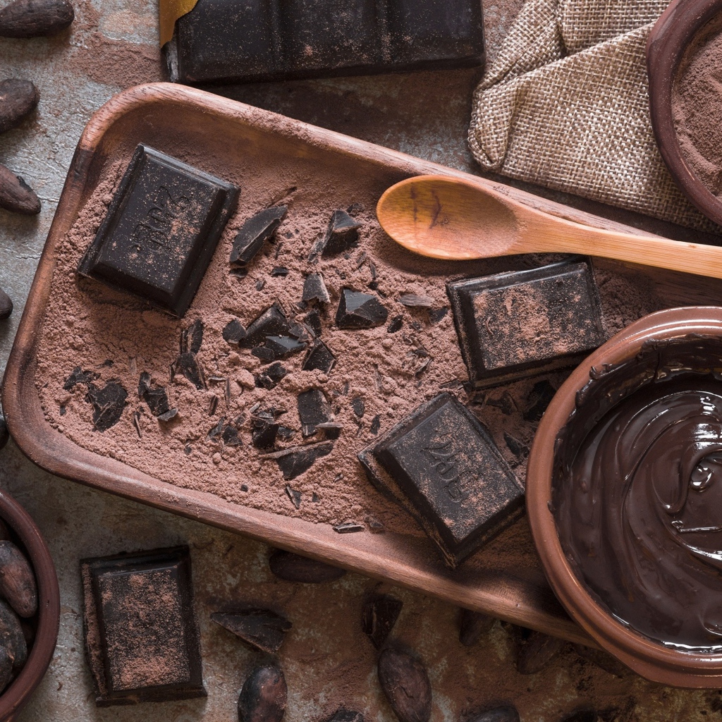 Какао с шоколадом на столе 