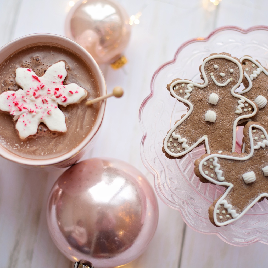 Печенье на столе  с чашкой кофе и шариками 