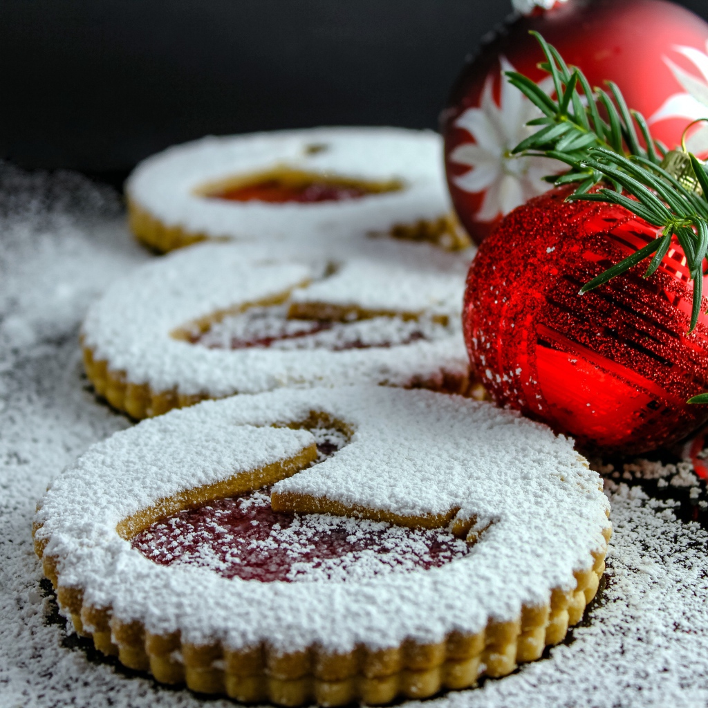 Печенье с сахарной пудрой и красными шарами 