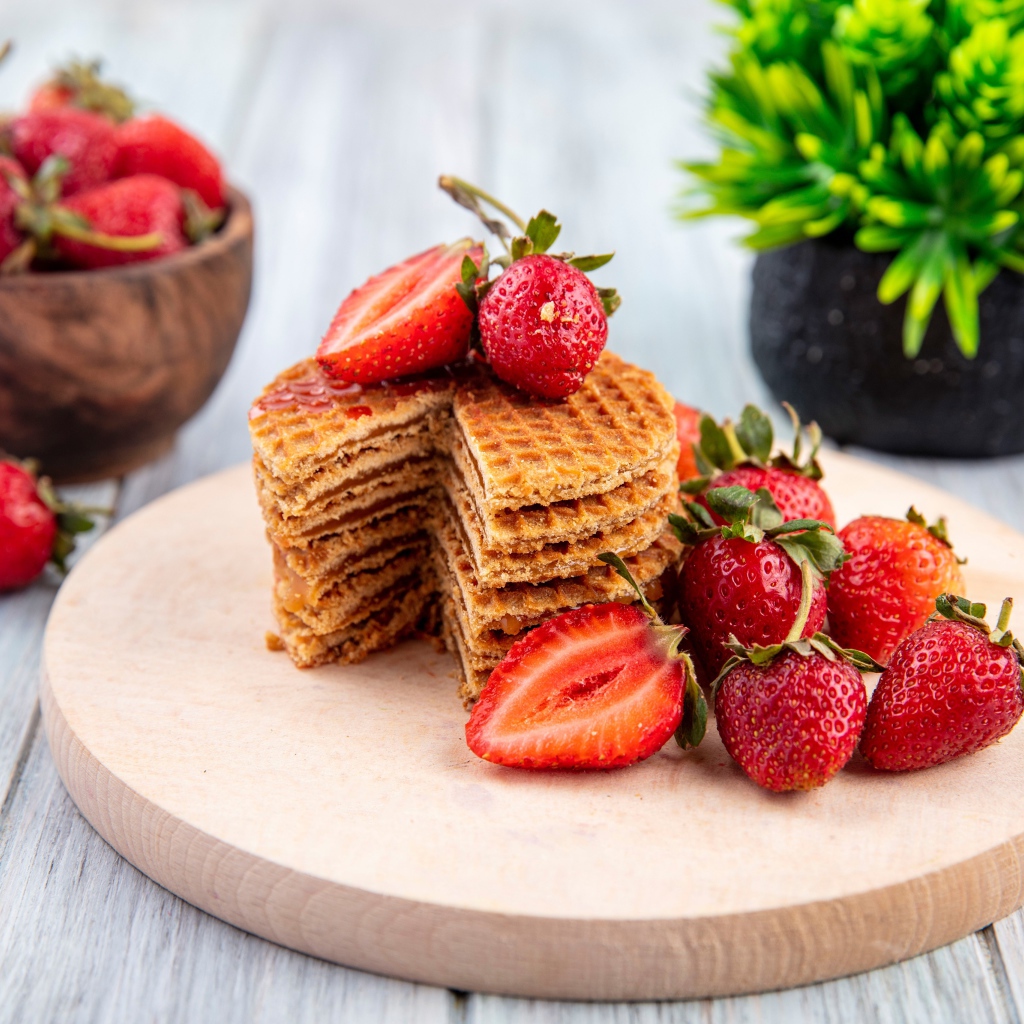 Хрустящие вафли со свежей клубникой 