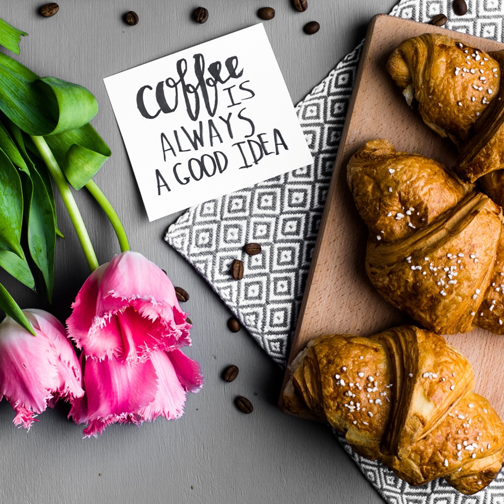 Круассаны и тюльпаны для любимой на завтрак