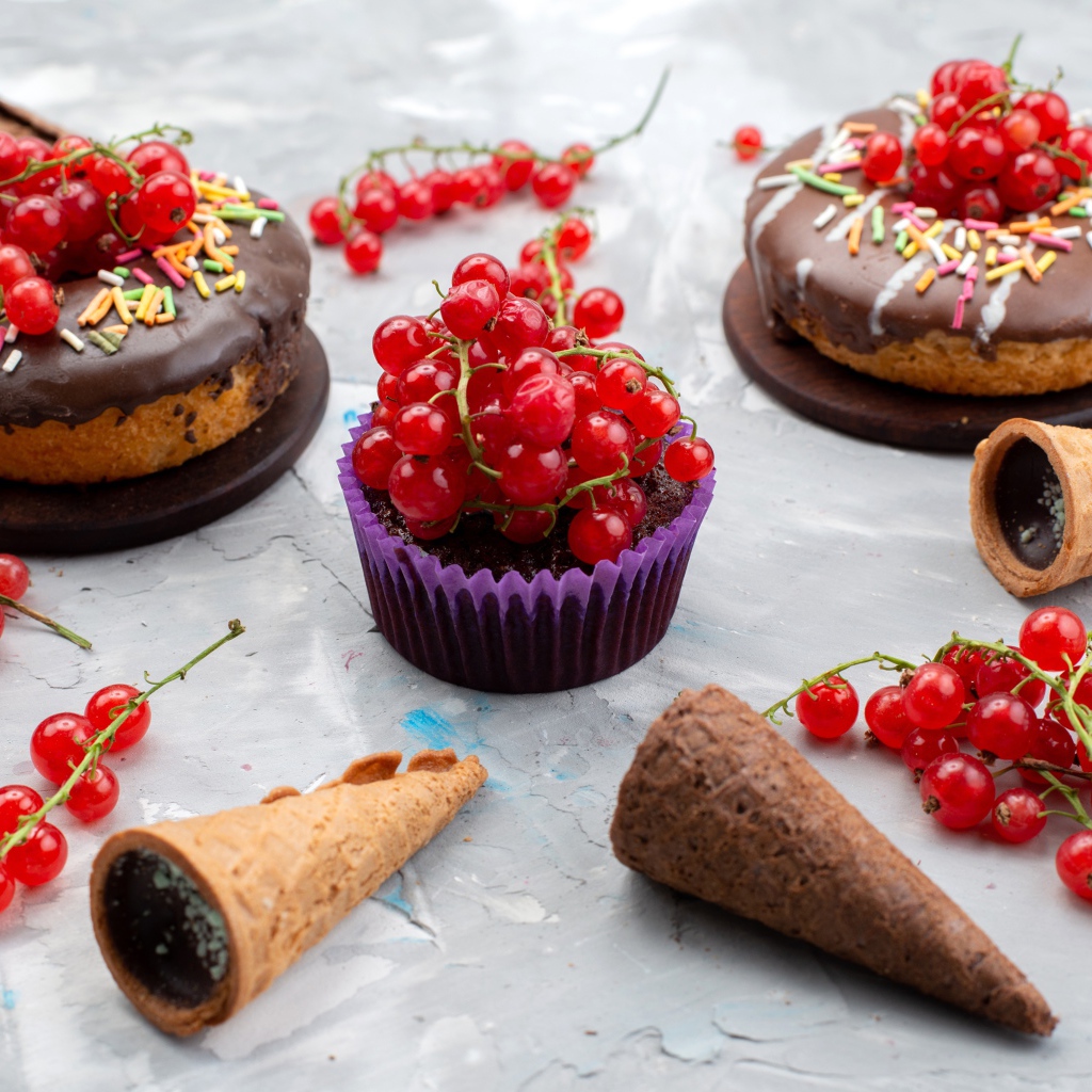 Кексы с шоколадом и красной смородиной 