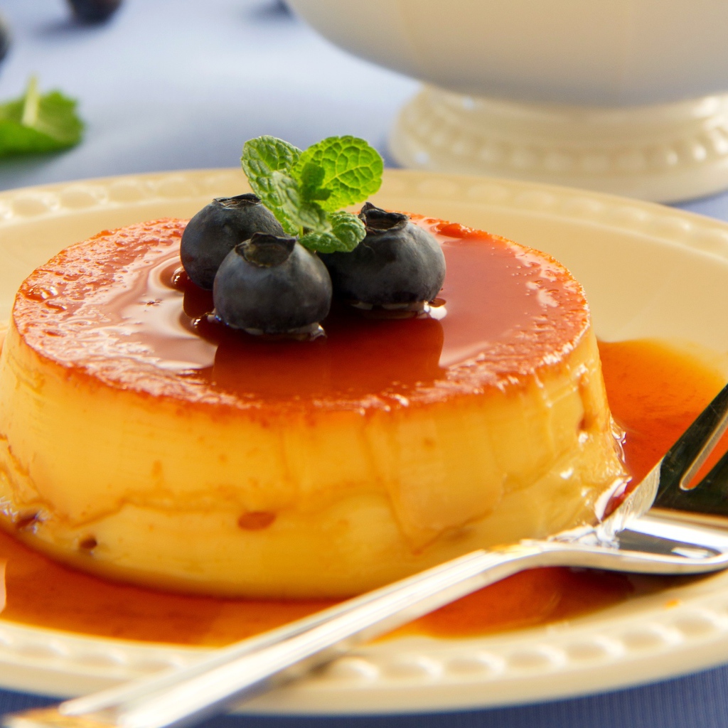 Творожный десерт с сиропом и ягодами черники