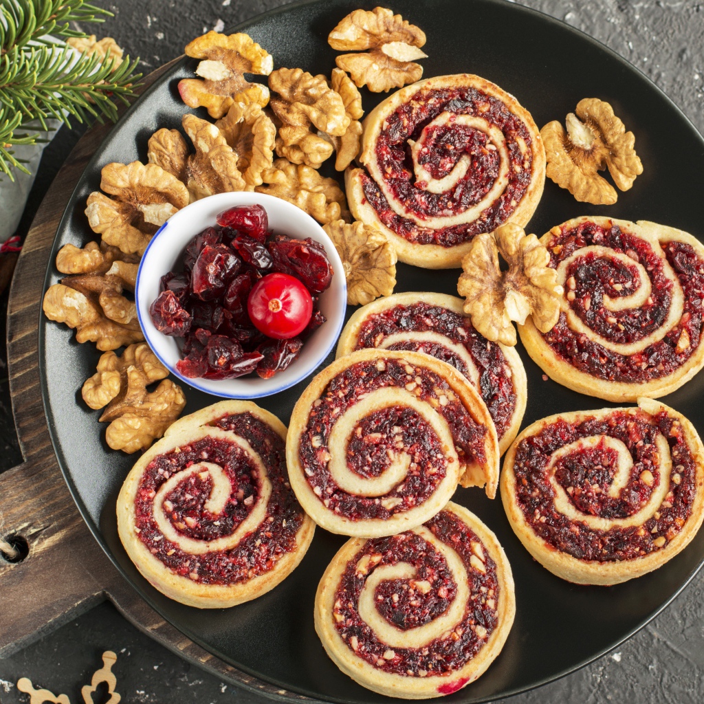 Вкусное печенье на тарелке с сухофруктами и орехами 