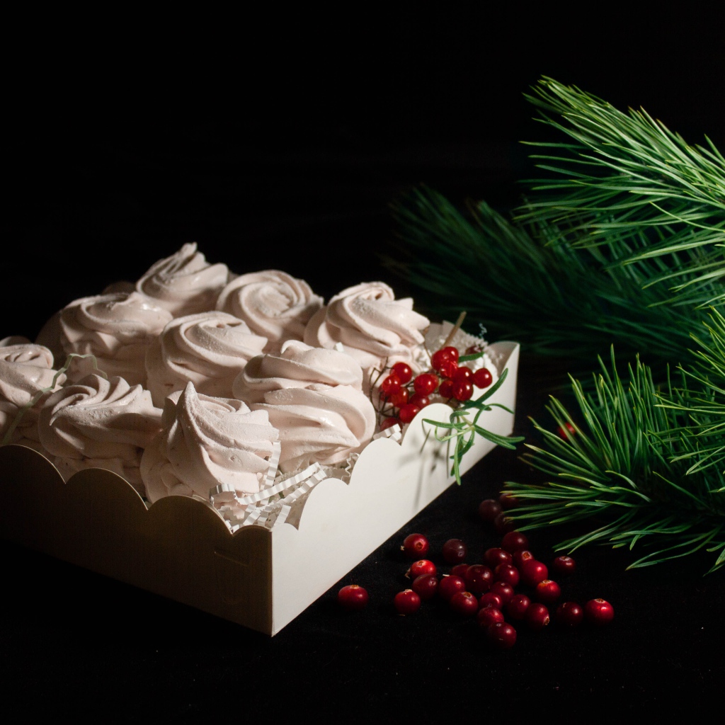 Вкусный десерт меренга с еловой веткой