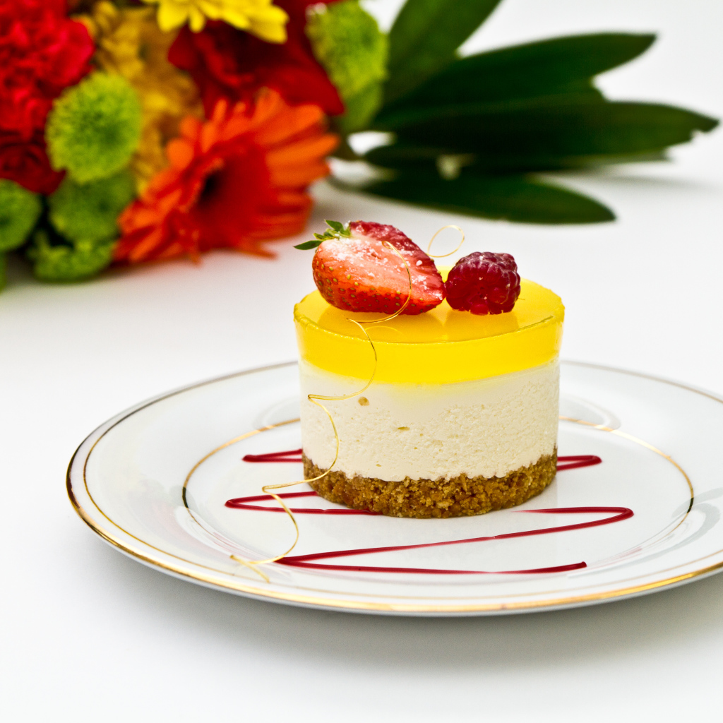 Вкусный десерт с ягодами на большой тарелке