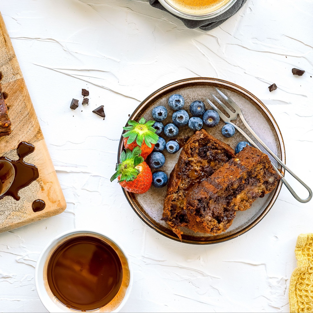 Вкусный пирог с шоколадом и ягодами черники и клубники