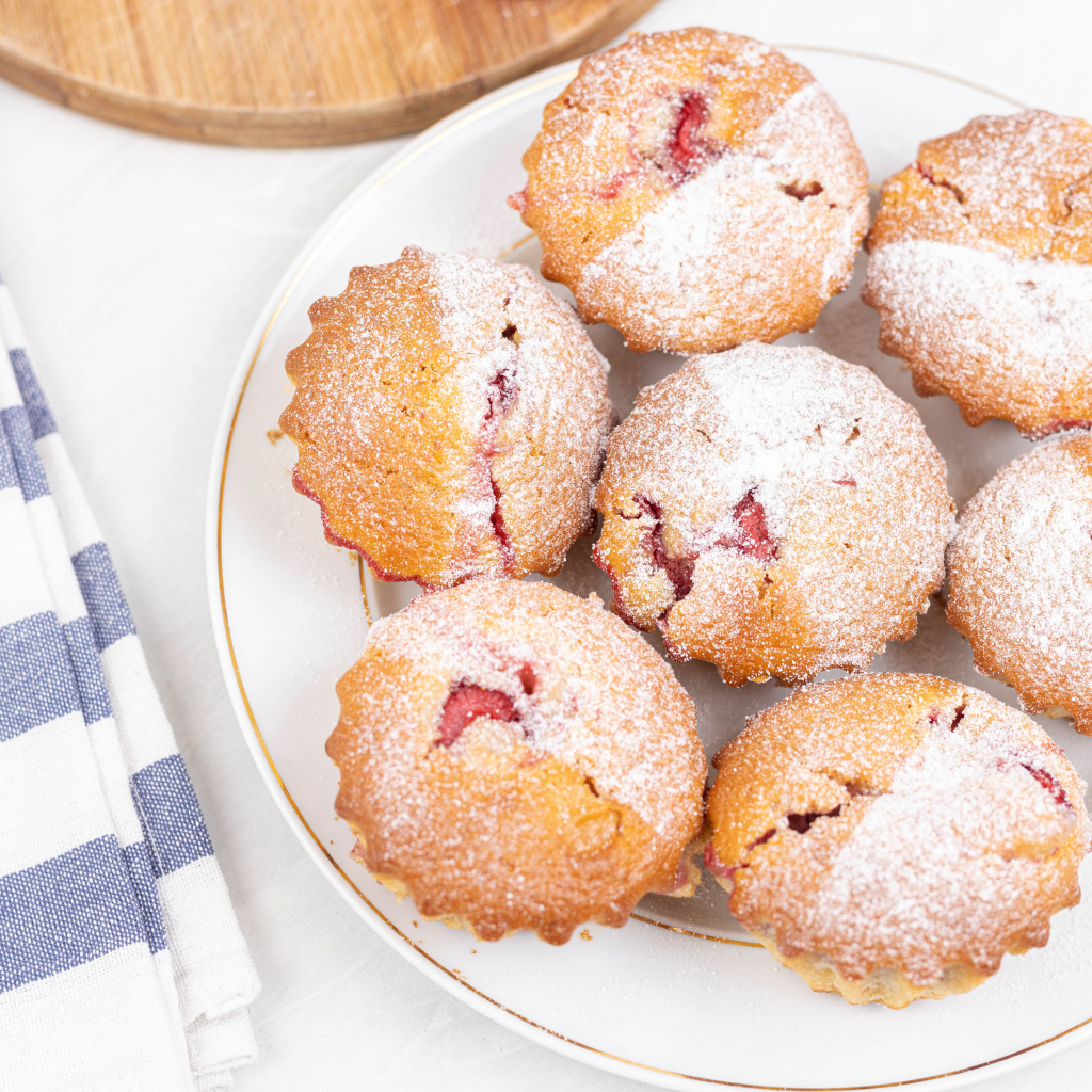 Вкусные кексы с клубникой с сахарной пудрой