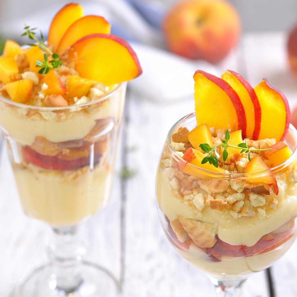 Десерт в стаканах с кусочками свежего нектарина 