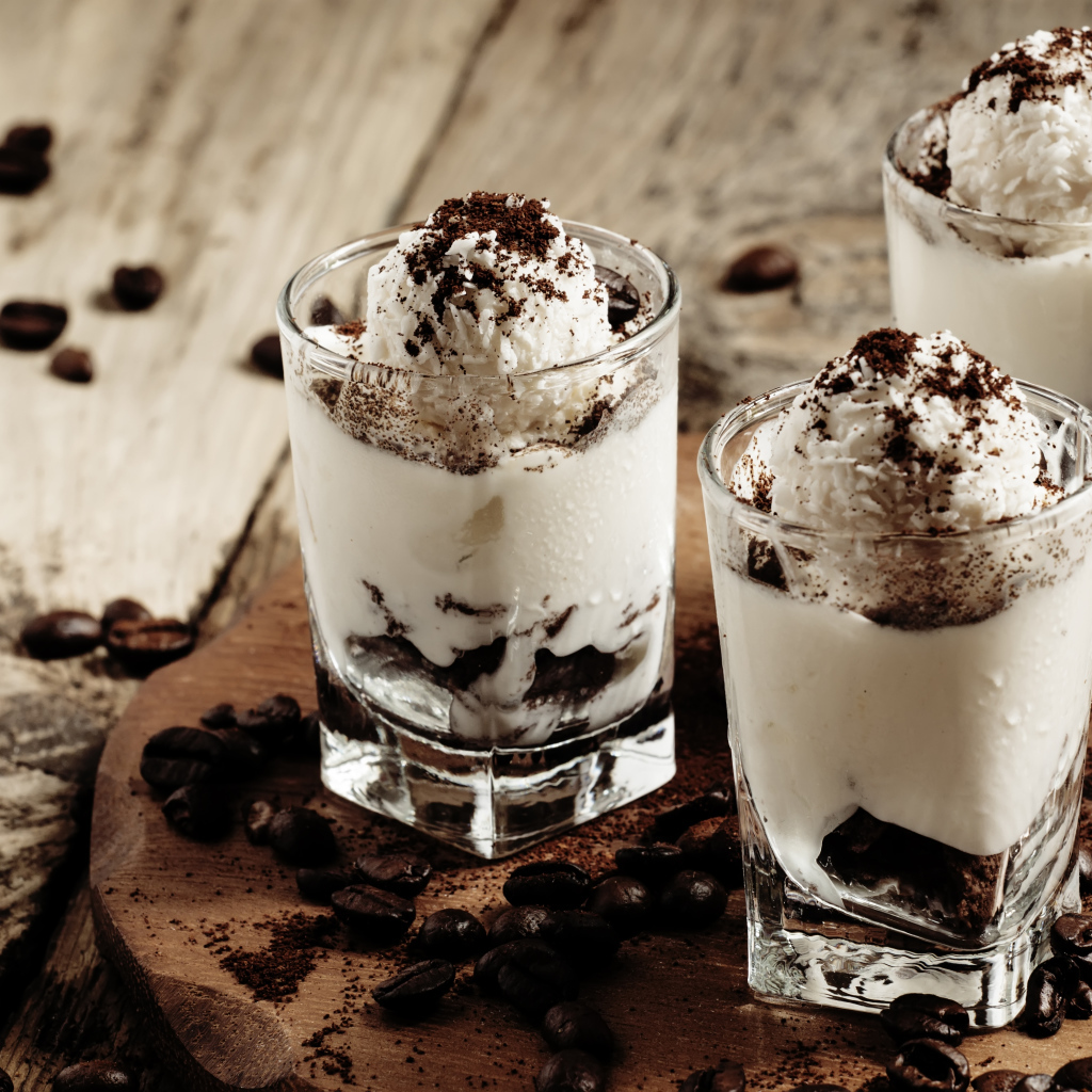 Десерт с взбитыми сливками и кофе 