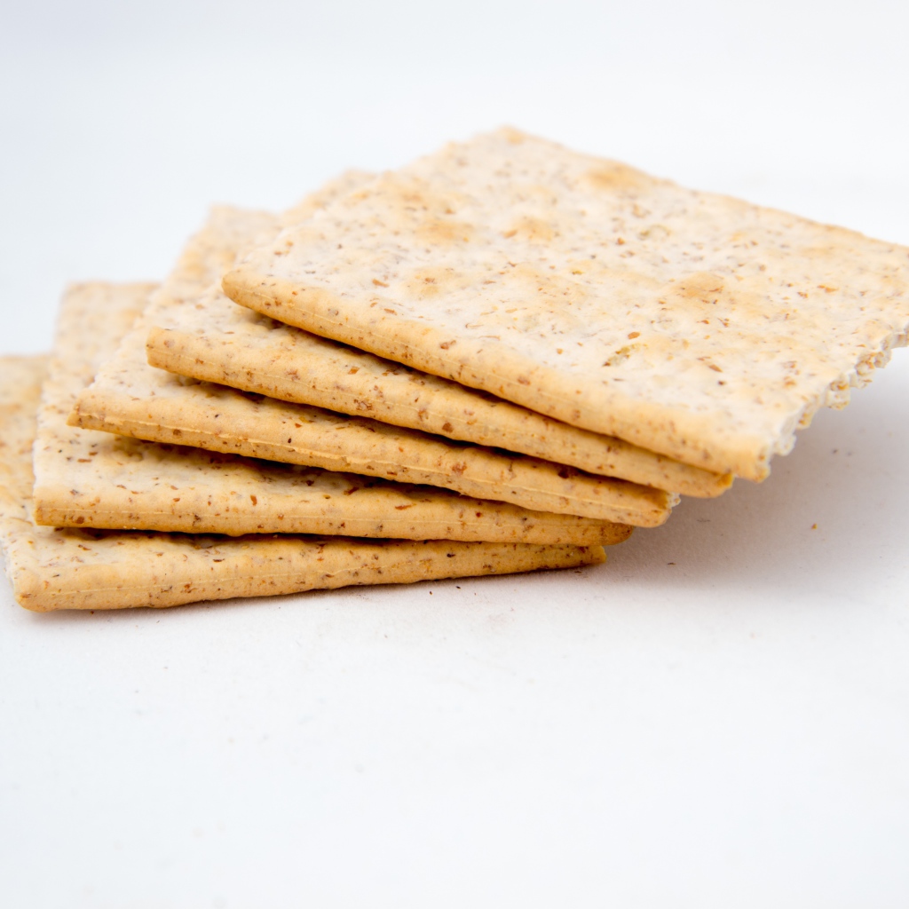 Сухое печенье галеты на белом фоне