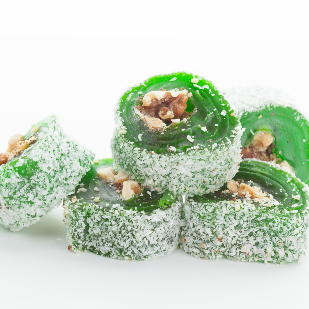 Зеленый рахат лукум на белом фоне