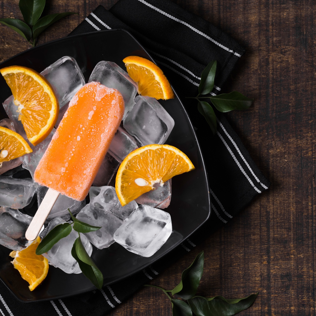 Мороженое с кусочками льда и апельсинами 