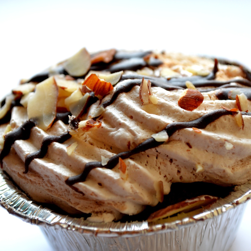 Пирожное меренга с орехами и шоколадом