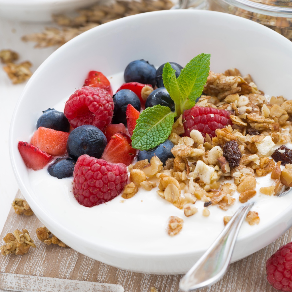 Овсяные хлопья со свежими  ягодами и йогуртом на завтрак