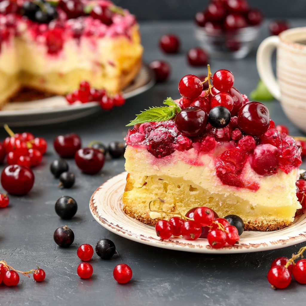 Кусок пирога с ягодами и творогом