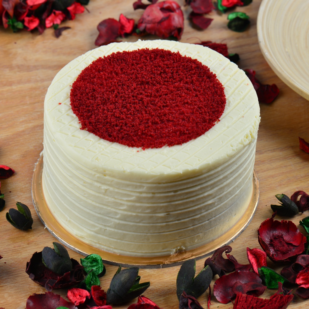 Торт красный бархат с лепестками цветов 