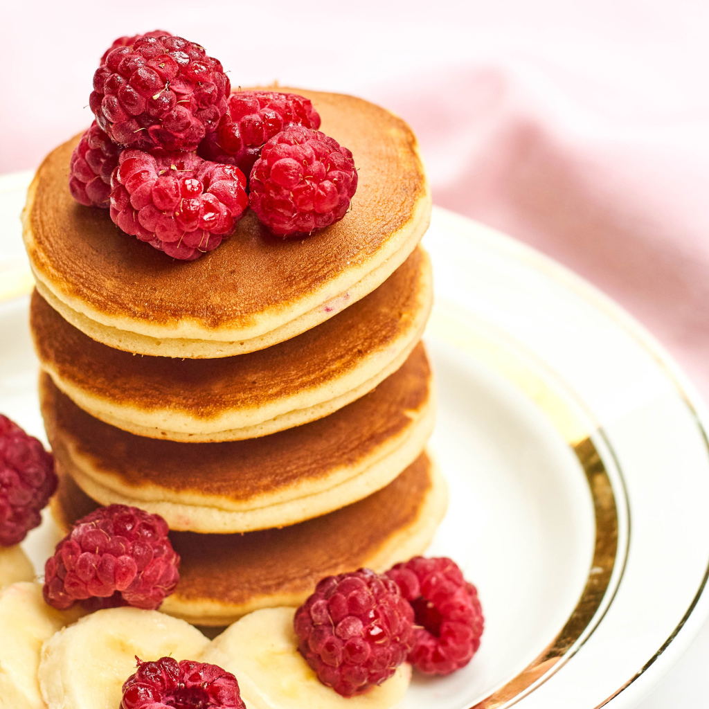 Румяные оладьи с ягодами малины и бананом 