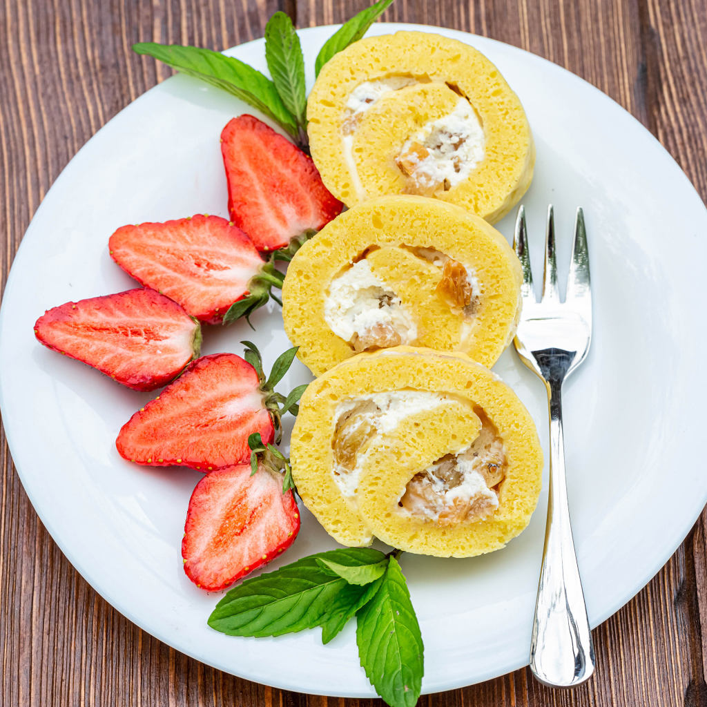Бисквитный рулет  с кусочками клубники