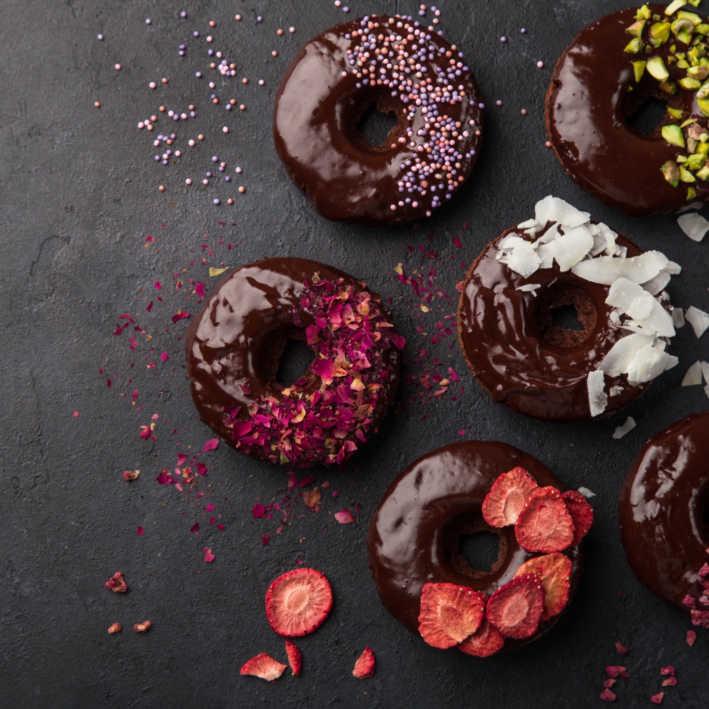 Сладкие аппетитные пончики с шоколадом и добавками