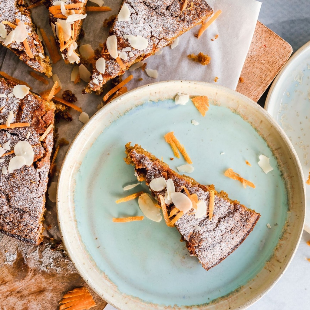 Сладкий пирог нарезанный на куски